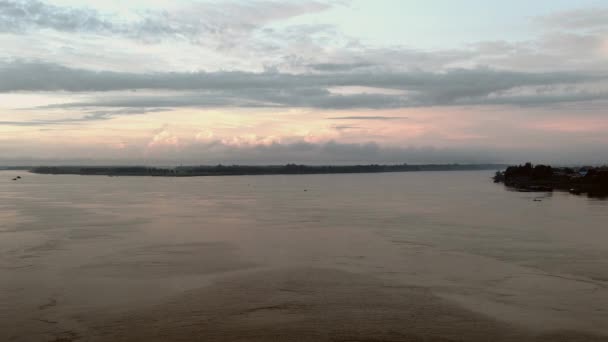 Uitzicht op rivier landschap onder bewolkte ochtend luchten — Stockvideo