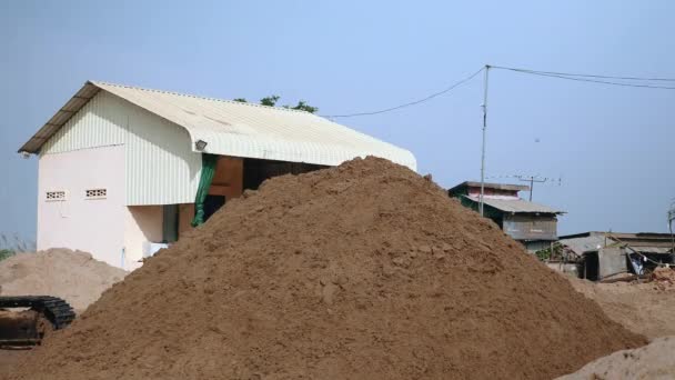 Bagger entleert und stapelt Sand auf Entsorgungsstelle — Stockvideo
