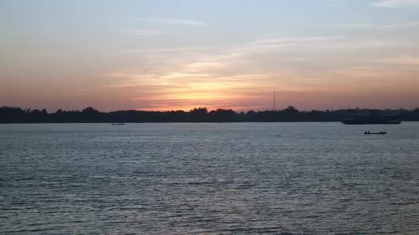 Sol nascente sobre o rio Mekong — Vídeo de Stock