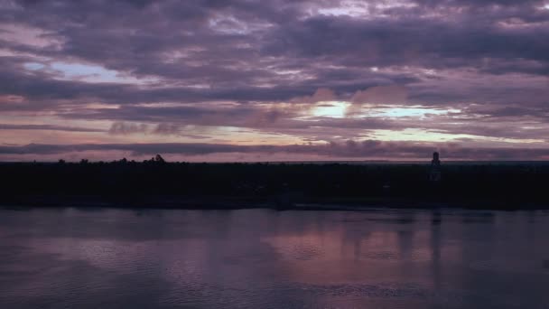 Nehirde yansıtan geniş yara bere mor günbatımı gökyüzü; Fon olarak riverside tarafından yükselen Gözcü Kulesi — Stok video