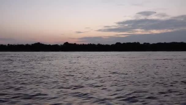 Ciel avant l'aube au-dessus de la rivière (prise d'un bateau en mouvement ) — Video