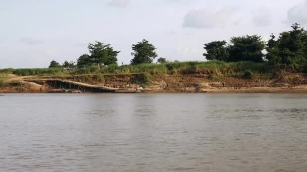 Vista de nível de água do barco de balsa deixando cais de madeira — Vídeo de Stock