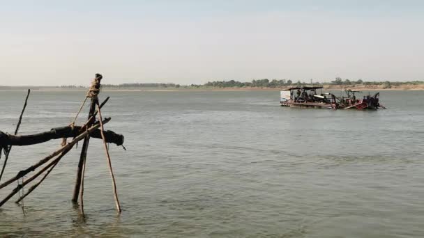 Dragaggio barca raggiungendo riva del fiume e sistema di tubi messo con pali di bambù per lo scarico — Video Stock