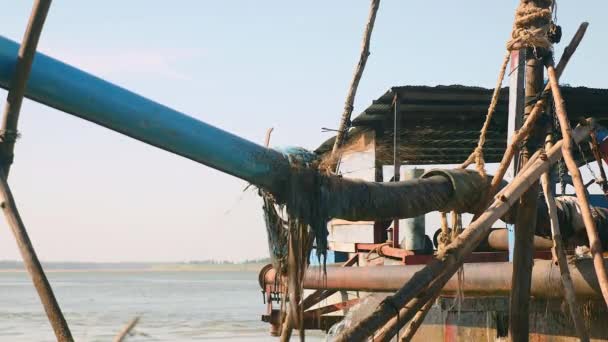 Close-up op lekken in de pijpleidingsysteem tijdens de geen kwijting werking van opgebaggerde rivier zand — Stockvideo