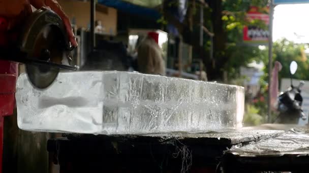 Των παγετώνων πωλητής προ κοπής μικρών μπλοκ του πάγου από ενός μεγαλύτερου με Δισκοπρίονο — Αρχείο Βίντεο