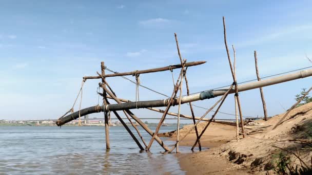 Система трубопроводов спускается по реке и удерживается со структурой бамбука — стоковое видео