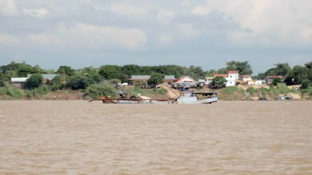 Barco de dragagem coletando areia do leito do rio — Vídeo de Stock