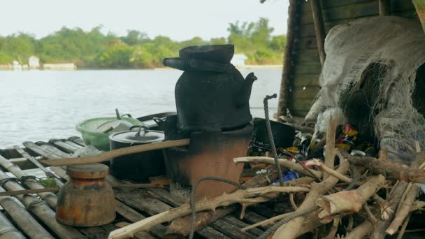 ハウスボートで炭で加熱された伝統的な家庭用調理ストーブの上に古い時代のやかんをクローズアップ — ストック動画