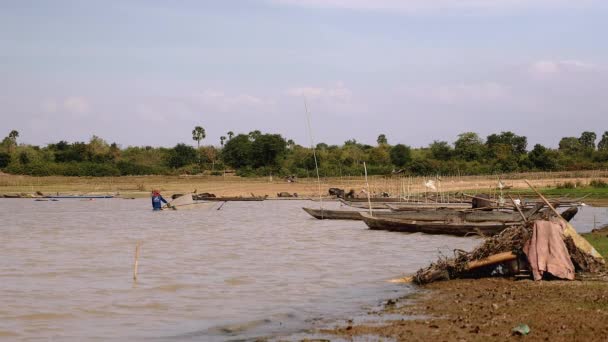 Kampong - Kambodscha - 03 -02 - 2015: Krabbenfischer heben Kescher aus dem Wasser des Sees — Stockvideo