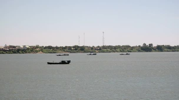 Barcos de dragagem no rio bombeando areia do rio — Vídeo de Stock