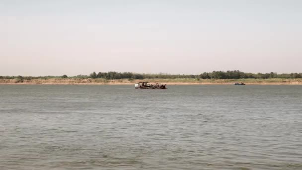 Barco de dragado que baja por el río lleno de arena del lecho del río (vista de distancia ) — Vídeo de stock