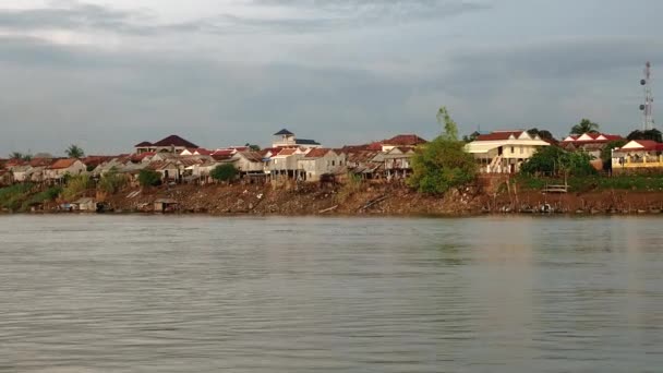 Casas de zancos del pueblo a orillas del río en marea baja — Vídeo de stock