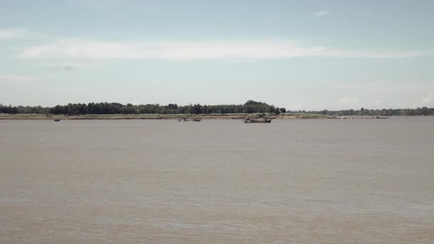 vue à distance des bateaux de dragage sur le sable du lit de la rivière pompage 