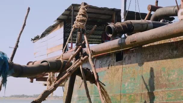 Primo piano sulla barca dragaggio sabbia che si allontana dal fiume — Video Stock