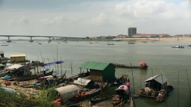 Kampong - Kamboja - 03 - 02 - 2015: Desa nelayan di sepanjang tepi sungai dan sebuah perahu kecil bergerak menjauh — Stok Video