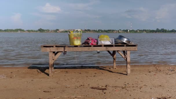 Odkryty kuchnia miejscem składniki i naczynia do gotowania na brzegu rzeki — Wideo stockowe