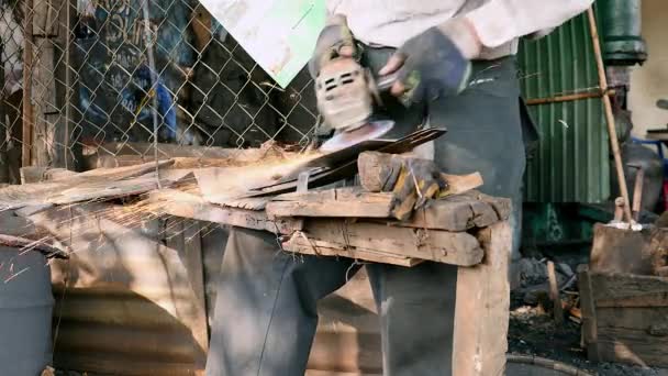 彼のワーク ショップで砥石と伝統的な幅広い刃をシャープ ワーカー — ストック動画