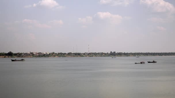 Barcos de dragado en la arena del río de bombeo — Vídeo de stock