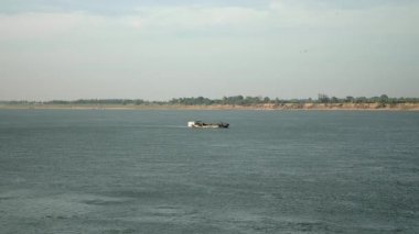 nehir yatağı kum pompalama Nehri üzerinde tarama bir teknenin mesafe görünümü