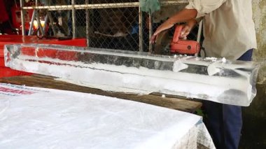 Küçük blok buz dışında daha büyük bir daire testere ile ön kesim buz satıcı
