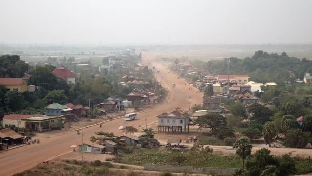 Vista superior de una carretera polvorienta pueblo principal que pasa por una pequeña ciudad (lapso de tiempo ) — Vídeos de Stock