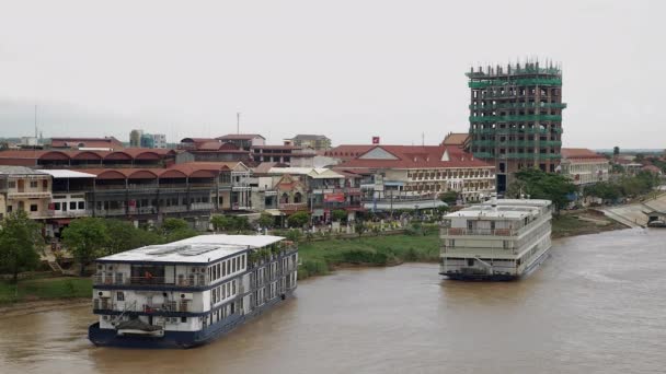 Kampong - Kambodža - 10 -02 - 2015: Zadní pohled na výletní lodě kotvící podél řeky — Stock video