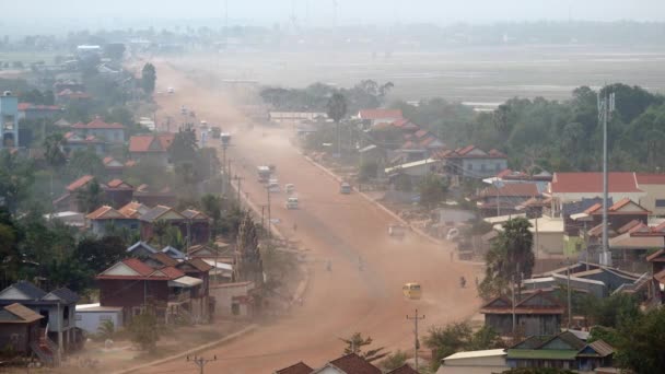 Horní pohled na hlavní vesnici prašné silnice procházející malým městem (časová prodleva) — Stock video
