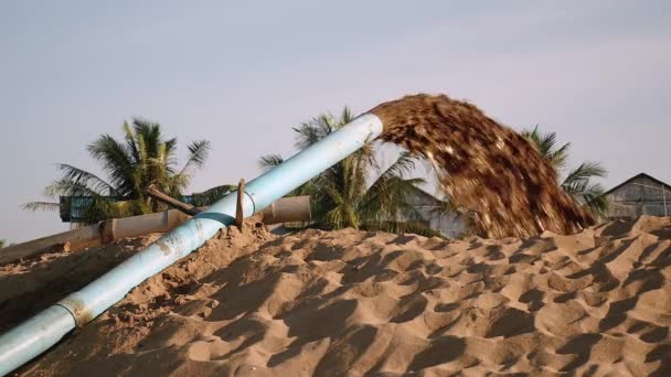 Закрыть на трубе сброс выкопанного речного песка к месту захоронения — стоковое видео