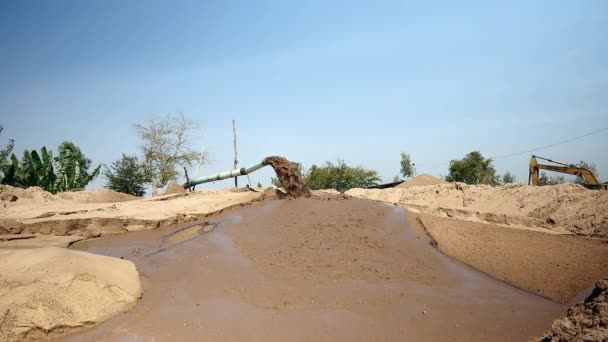 Descarga de tuberías de arena de río dragado al sitio de eliminación — Vídeos de Stock