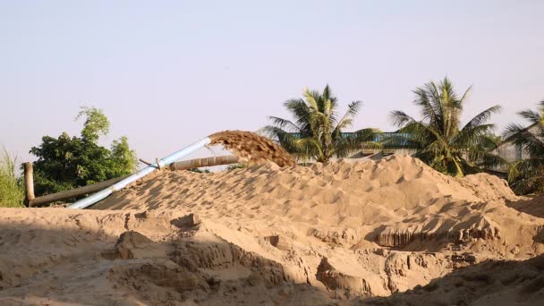 Descarga de tuberías de arena de río dragado al sitio de eliminación — Vídeo de stock