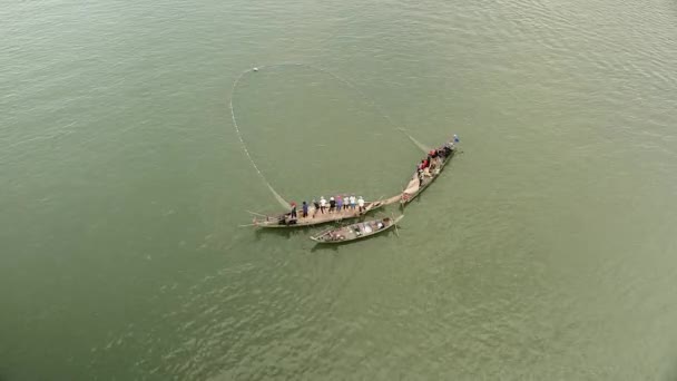 Vrchní pohled na rybáře v malých člunech zdvihacích velkou síť z vody — Stock video