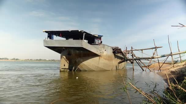 Песочная дноуглубительная лодка удаляется от берега реки — стоковое видео
