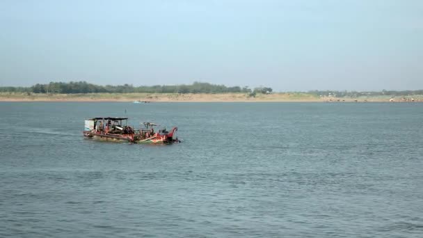 Baggeren van boot naar beneden de rivier die gevuld met zand van de rivierbedding — Stockvideo