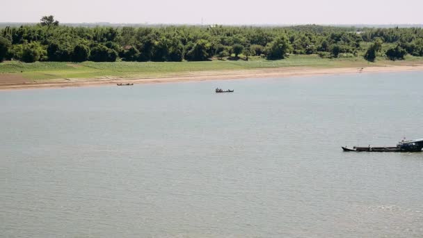 Barcaza de dragado de madera está transportando arena dragada en el río . — Vídeo de stock