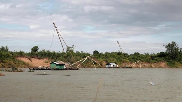 Hausboote mit chinesischen Fischernetzen am Flussufer unter bewölktem Himmel — Stockvideo