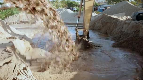 Scarico di tubi di sabbia fluviale dragata nel sito di smaltimento e nell'escavatore in uso — Video Stock