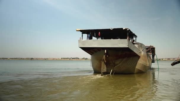 Barco de dragagem de areia que se afasta da margem do rio — Vídeo de Stock