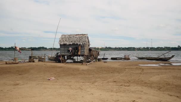 Casa de pequeno pescador na beira do rio durante o dia ventoso — Vídeo de Stock