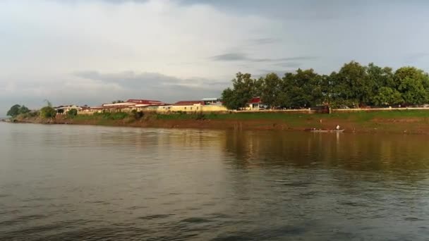 Ασία πόλη στην όχθη ποταμού κατά την άμπωτη — Αρχείο Βίντεο