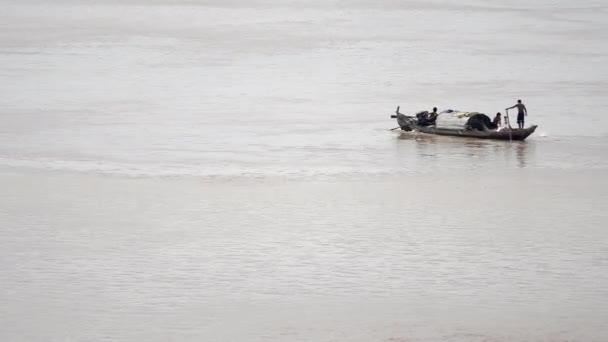 Vissers gaan op rivier in kleine houten boot en trekken net door water — Stockvideo