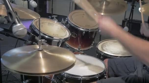 Close-up em tocar bateria — Vídeo de Stock