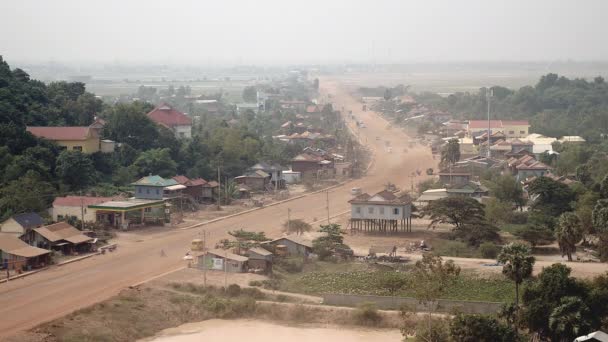 Vue supérieure d'un village principal route poussiéreuse traversant une petite ville — Video