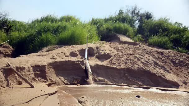 Rohrableitung von ausgebaggertem Flusssand zur Deponie — Stockvideo