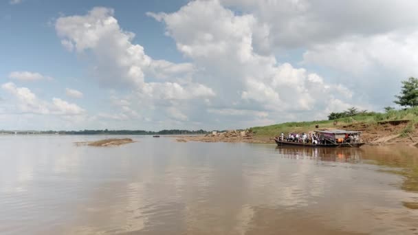 Veerboot waardoor pier met passagiers aan boord — Stockvideo