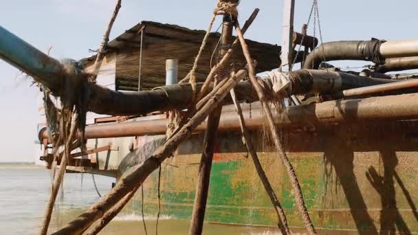 Närbild på läckor i pipeline system under ansvarsfrihet drift av muddrad floden sand — Stockvideo