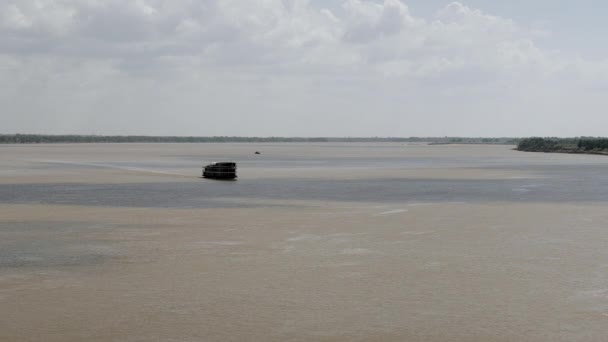 Crucero a vela y la sombra de nubes en la superficie del río — Vídeos de Stock