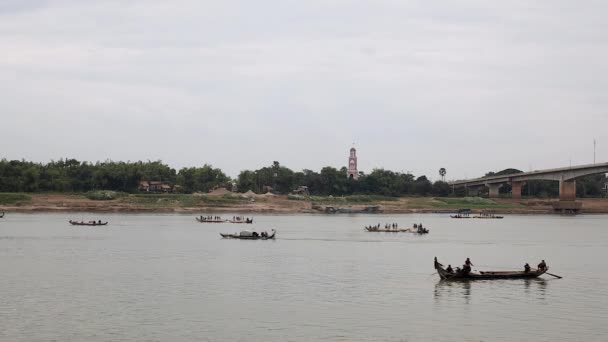 Fishing boats on the river and a group of fishers pulling a large net out of the water — Stock Video