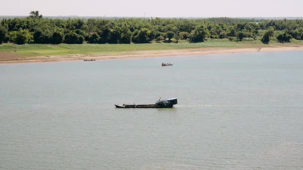 Chiatta di dragaggio in legno che trasporta sabbia dragata sul fiume — Video Stock