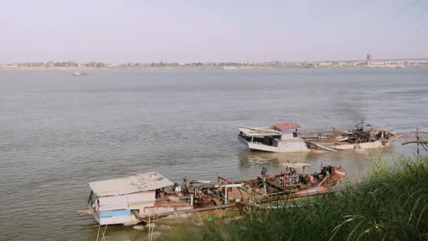 Piasek pogłębiania łodzie używane przy brzegu rzeki — Wideo stockowe