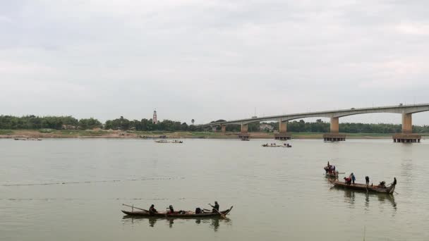 Petits bateaux de pêche sur la rivière par temps nuageux — Video